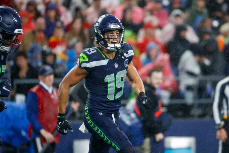 Seahawks’ Jake Bobo, Tyler Hall injured after punt return collision