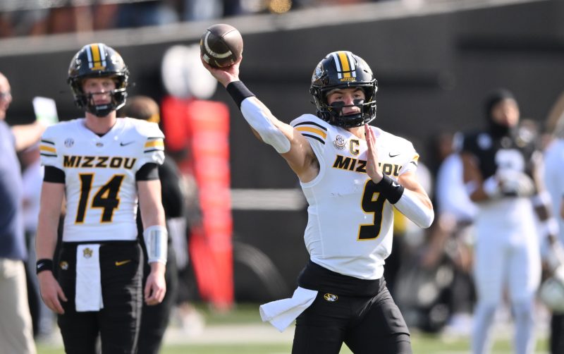 Missouri QB carted off during game vs. Vanderbilt