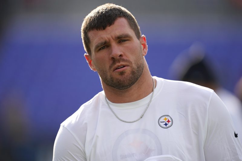 Steelers star in hospital for lung evaluation, leaving status in limbo