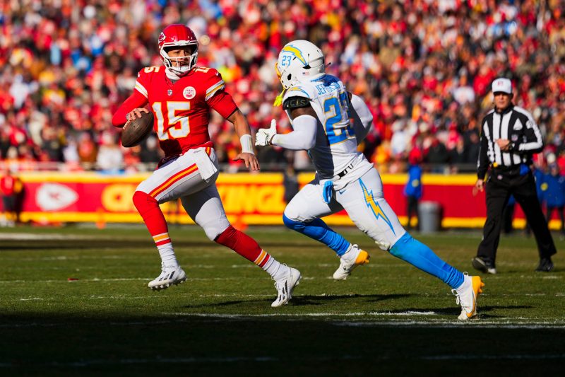 Chiefs QB Patrick Mahomes suffers torn ACL