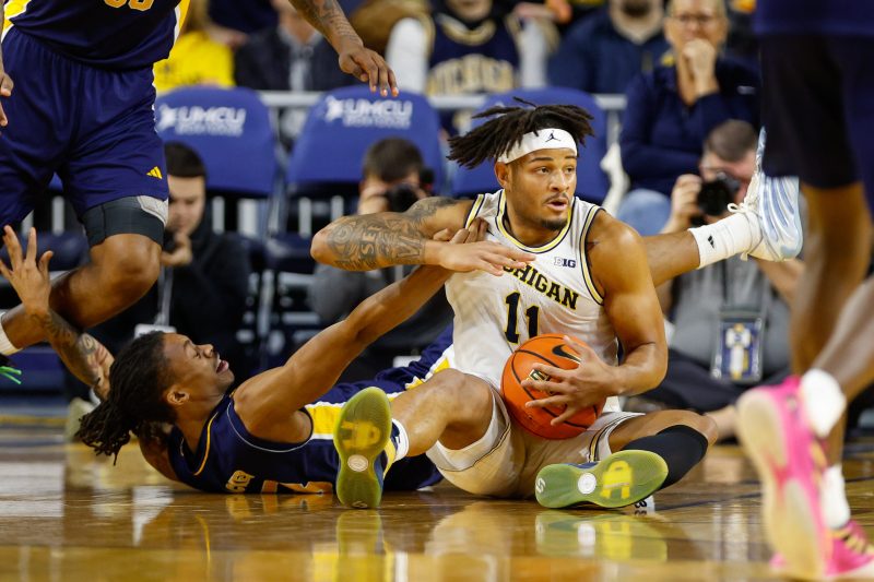 Michigan still No. 1, Duke tumbles in men’s college basketball poll