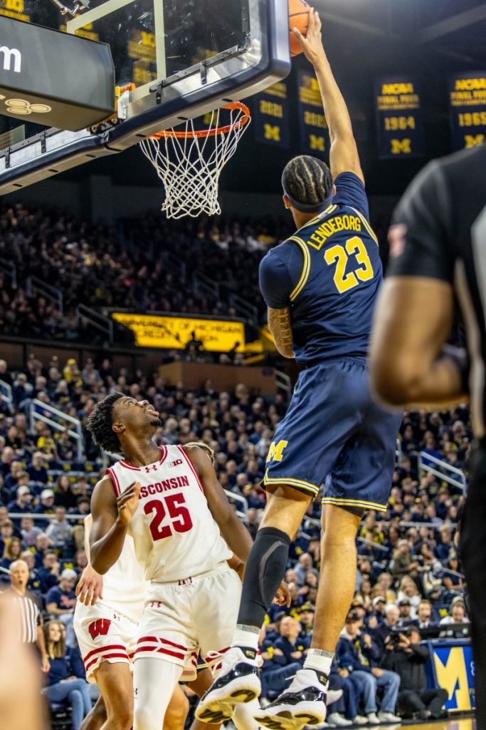 No. 1 Michigan basketball falls to Wisconsin for first loss of season